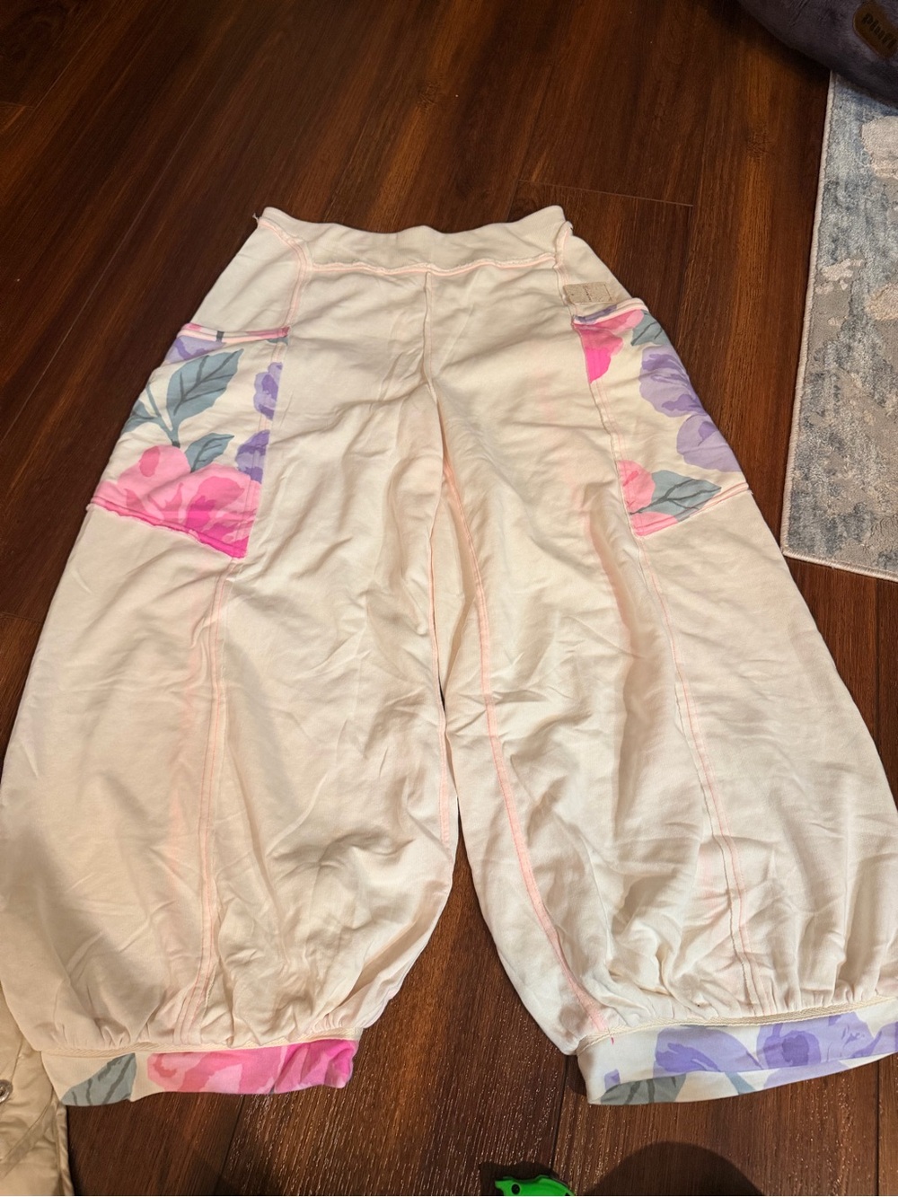 Women’s Cream Floral Accent Cargo Capri Joggers